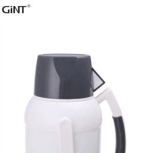 Изолована боца за воду на отвореном